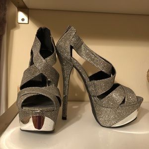 *SOLD***Metallic heels